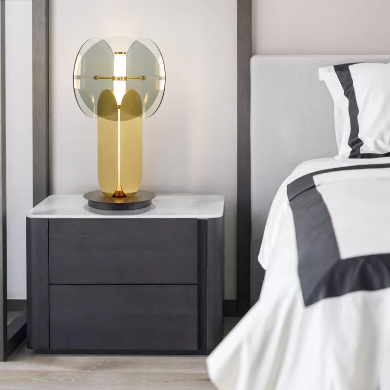 Kreisförmige Metall Nachttisch Lampe postmoderne Rauchgrauglas 1 Helles Wohnzimmertisch Licht in Gold