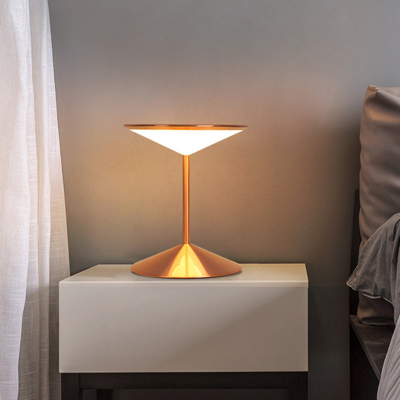 Illuminazione da comodino a imbuto in metallo Lampada da comodino a LED moderna in oro rosa per camera da letto