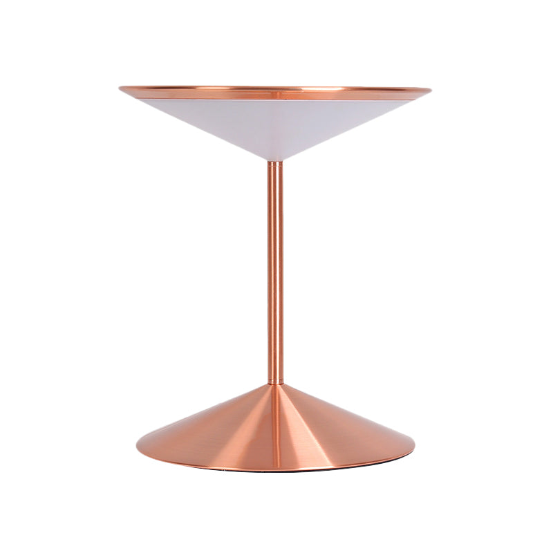 Illuminazione da comodino a imbuto in metallo Lampada da comodino a LED moderna in oro rosa per camera da letto