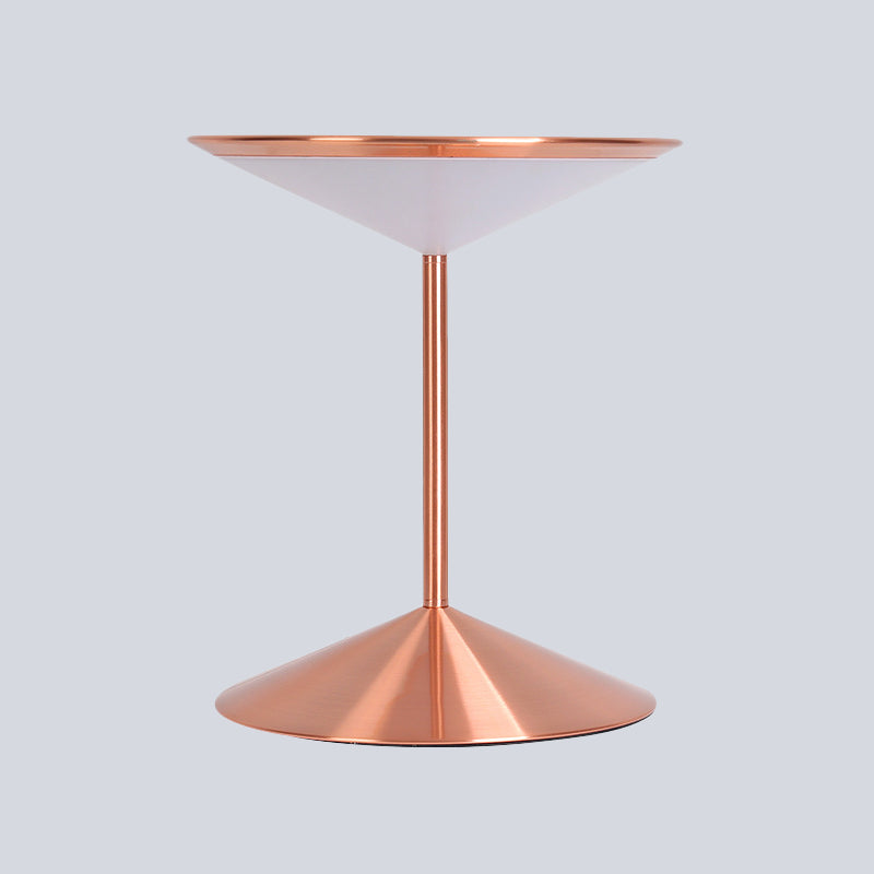 Illuminazione da comodino a imbuto in metallo Lampada da comodino a LED moderna in oro rosa per camera da letto