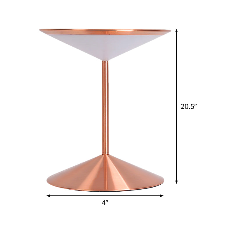 Illuminazione da comodino a imbuto in metallo Lampada da comodino a LED moderna in oro rosa per camera da letto