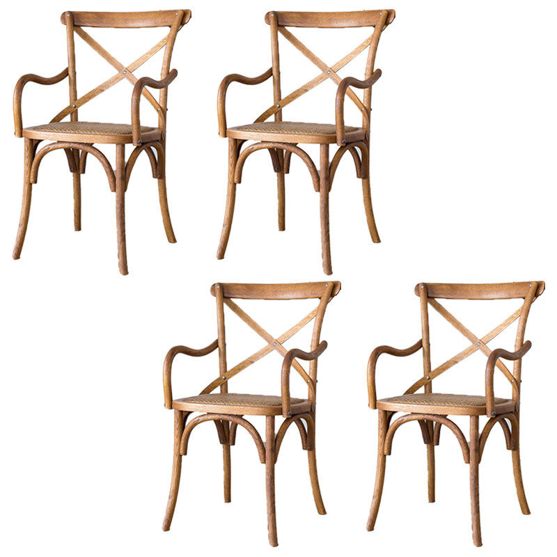 El comedor de madera del cortijo preside los sillones de comedor de mimbre para el uso del restaurante