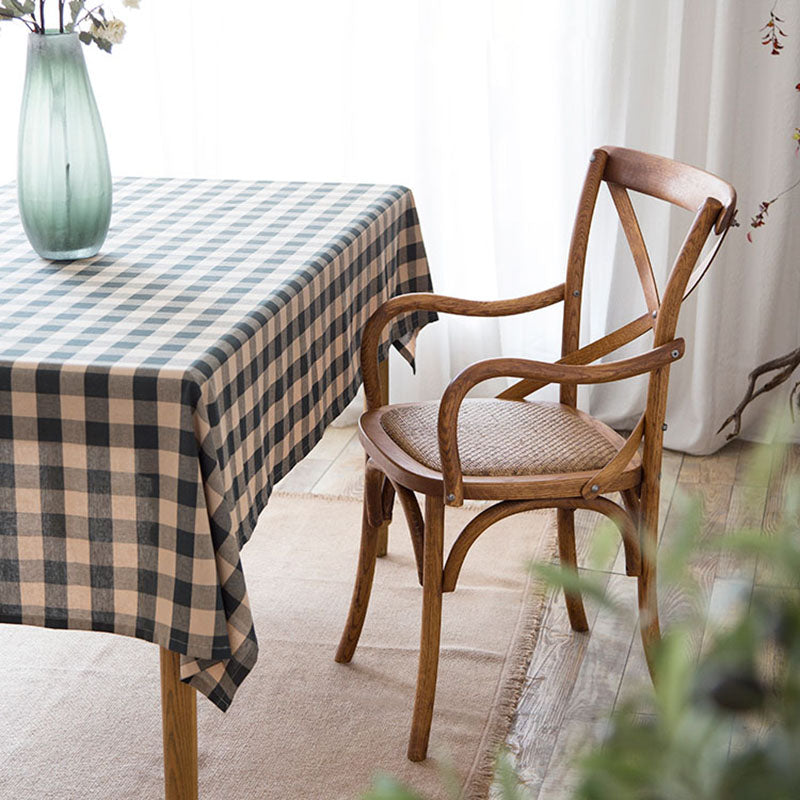El comedor de madera del cortijo preside los sillones de comedor de mimbre para el uso del restaurante