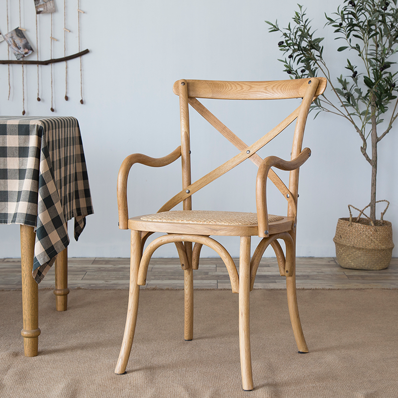 El comedor de madera del cortijo preside los sillones de comedor de mimbre para el uso del restaurante