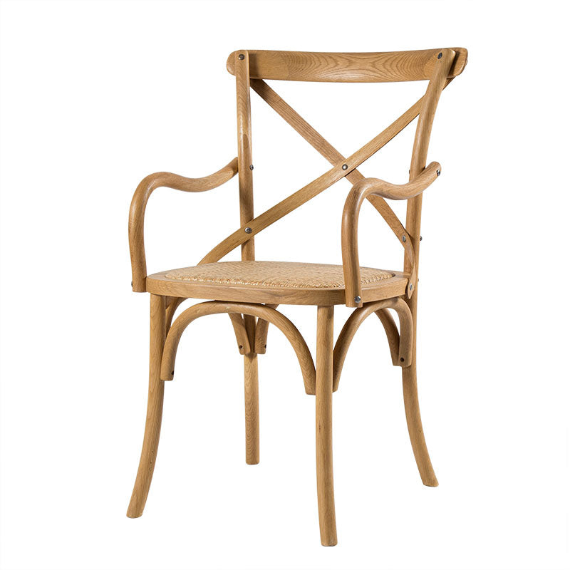 El comedor de madera del cortijo preside los sillones de comedor de mimbre para el uso del restaurante