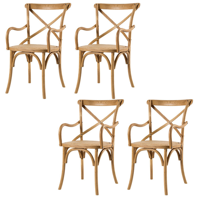 El comedor de madera del cortijo preside los sillones de comedor de mimbre para el uso del restaurante
