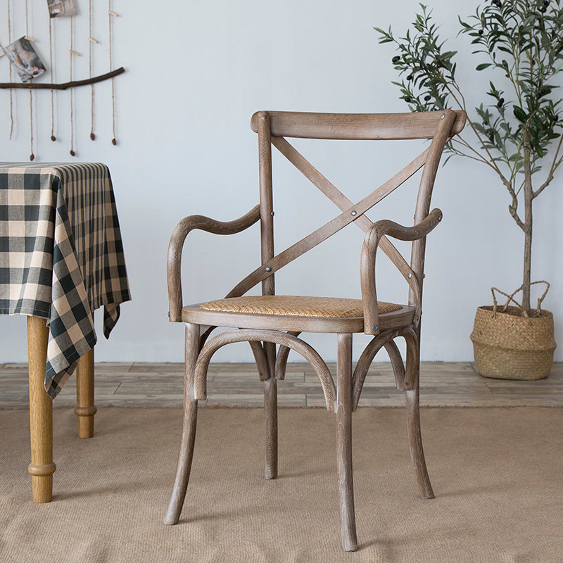 El comedor de madera del cortijo preside los sillones de comedor de mimbre para el uso del restaurante
