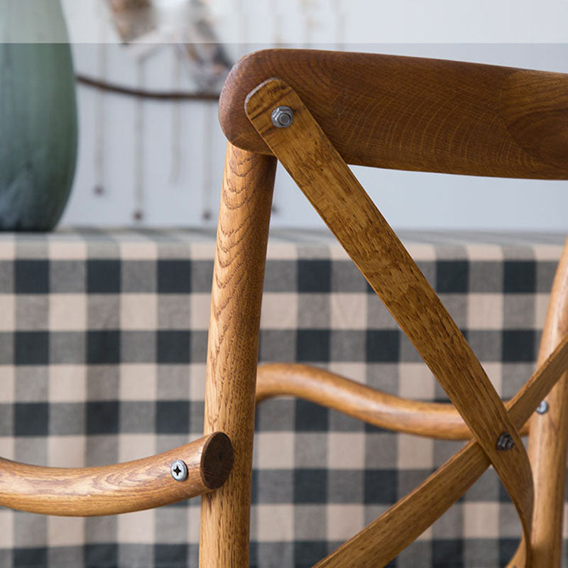 El comedor de madera del cortijo preside los sillones de comedor de mimbre para el uso del restaurante