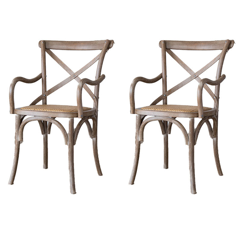 El comedor de madera del cortijo preside los sillones de comedor de mimbre para el uso del restaurante