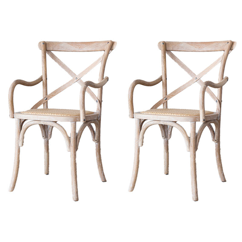 El comedor de madera del cortijo preside los sillones de comedor de mimbre para el uso del restaurante