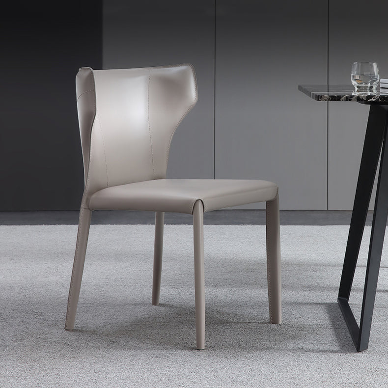 Silla lateral de cuero estilo diseñador para el hogar, silla de comedor con respaldo de orejas y acabado mate (juego de 2)