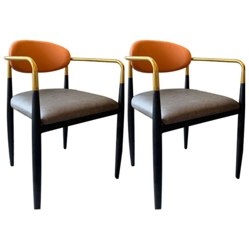 Silla de comedor tapizada estilo diseñador con respaldo abierto y acabado mate