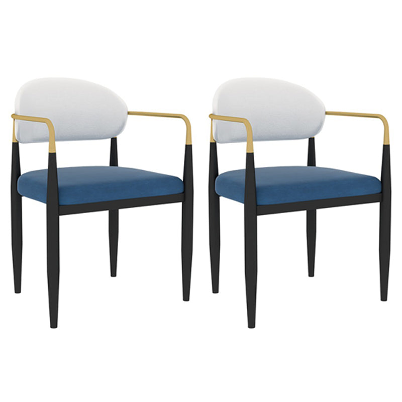 Silla de comedor tapizada estilo diseñador con respaldo abierto y acabado mate