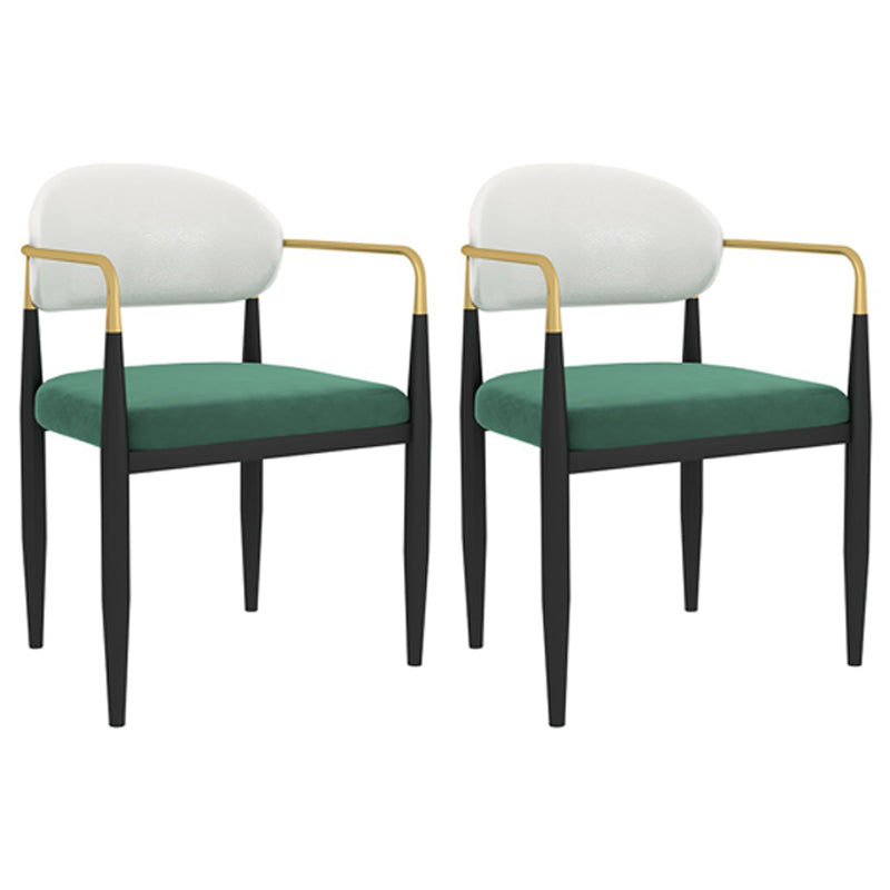 Silla de comedor tapizada estilo diseñador con respaldo abierto y acabado mate