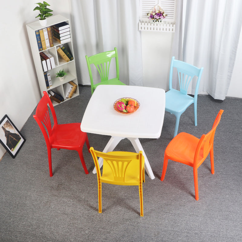 Silla apilable de estilo contemporáneo con respaldo de listones de plástico, silla sin brazos