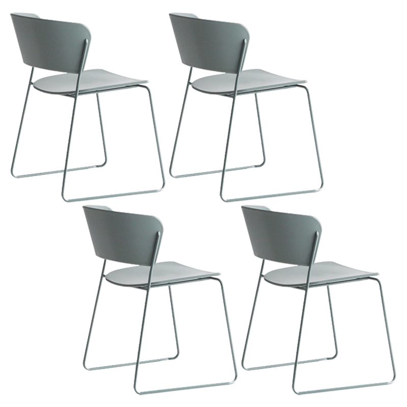Binnen de stoelen voor de zijkant van de binnenkant van de binnenkant van de achterstoelen.
