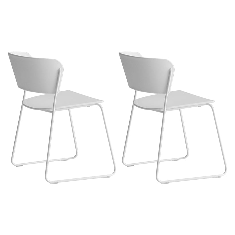 Binnen de stoelen voor de zijkant van de binnenkant van de binnenkant van de achterstoelen.