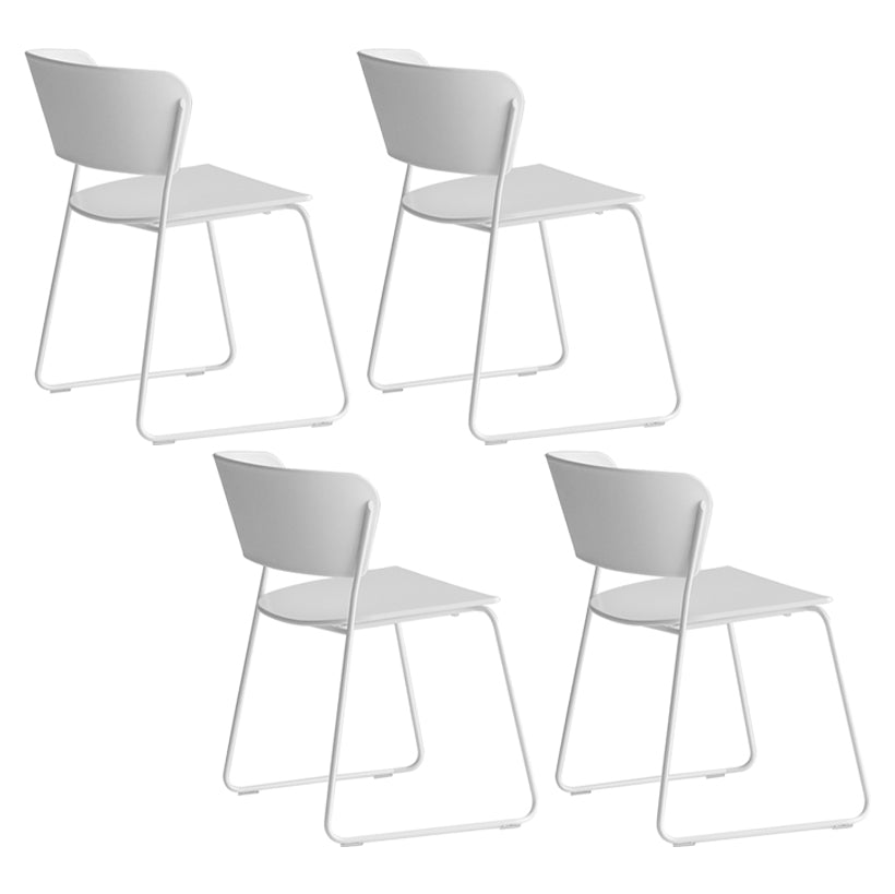 Binnen de stoelen voor de zijkant van de binnenkant van de binnenkant van de achterstoelen.