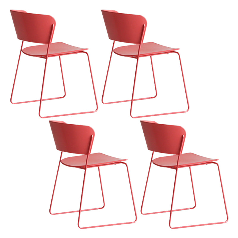 Binnen de stoelen voor de zijkant van de binnenkant van de binnenkant van de achterstoelen.
