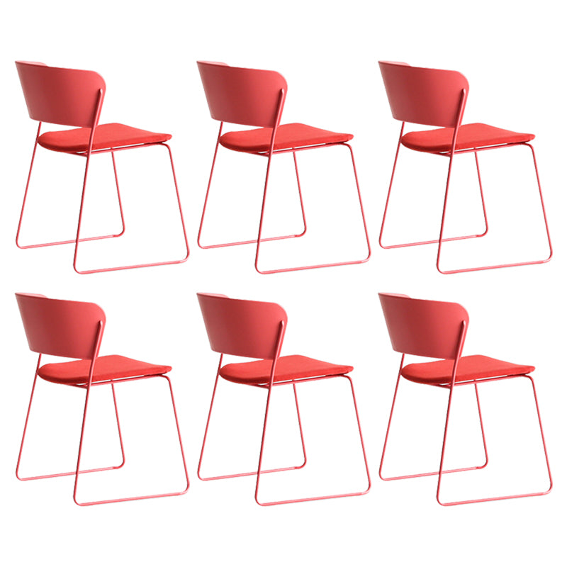 Binnen de stoelen voor de zijkant van de binnenkant van de binnenkant van de achterstoelen.