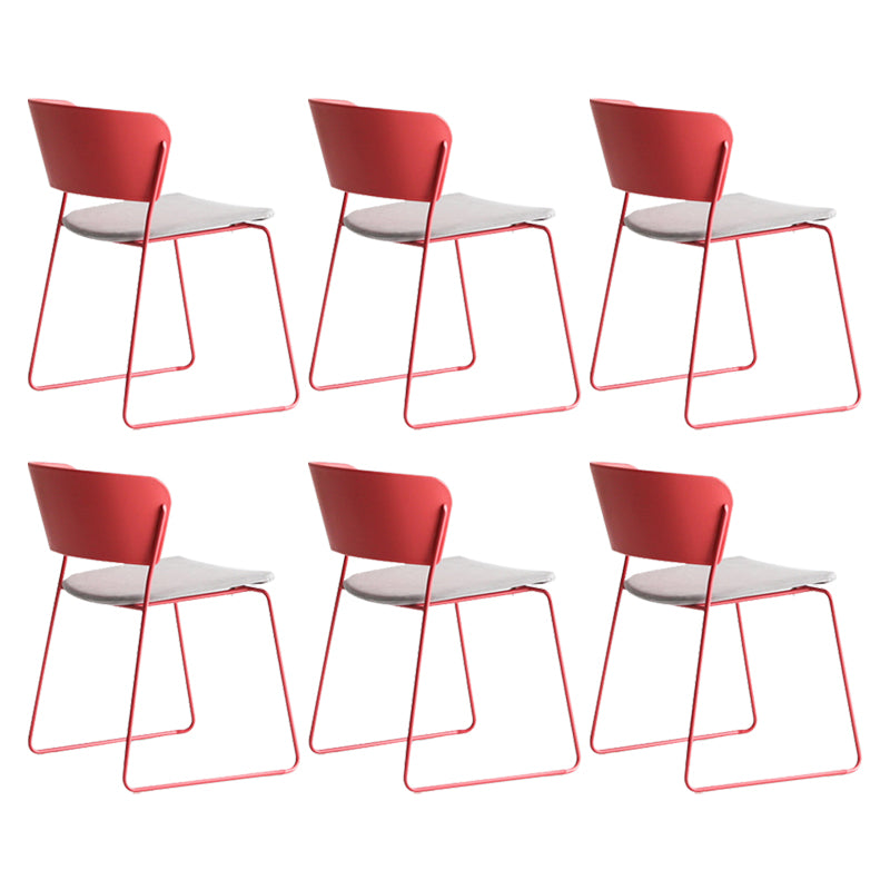 Binnen de stoelen voor de zijkant van de binnenkant van de binnenkant van de achterstoelen.