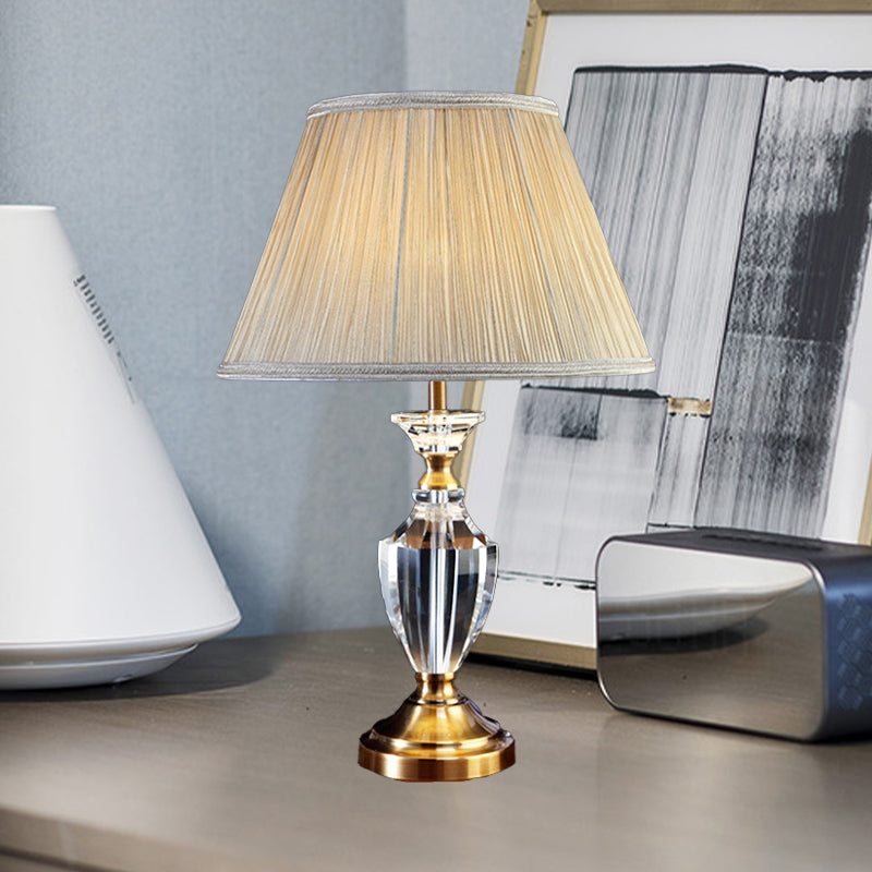 Lámpara de escritorio de urna beige Lámpara de mesa moderna de cristal biselado de 1 cabezal con pantalla de tela cónica