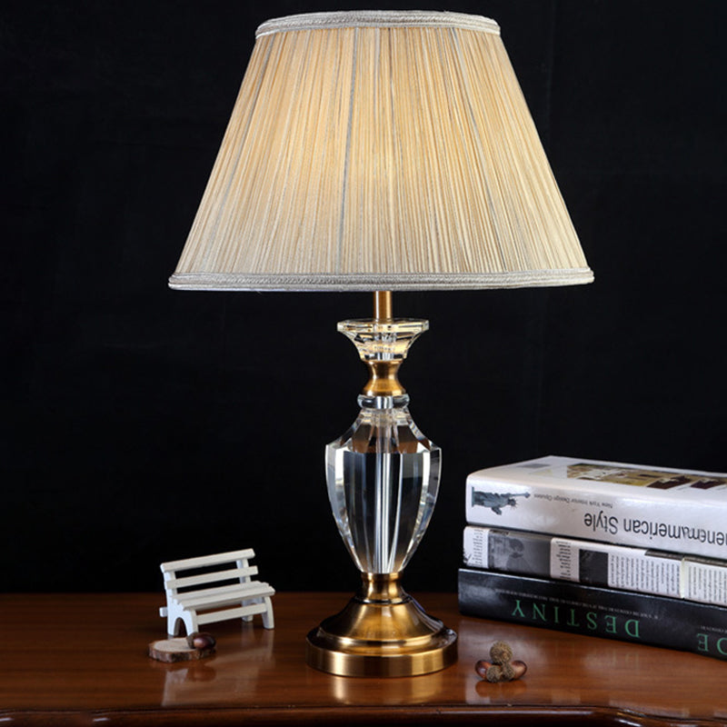 Lámpara de escritorio de urna beige Lámpara de mesa moderna de cristal biselado de 1 cabezal con pantalla de tela cónica