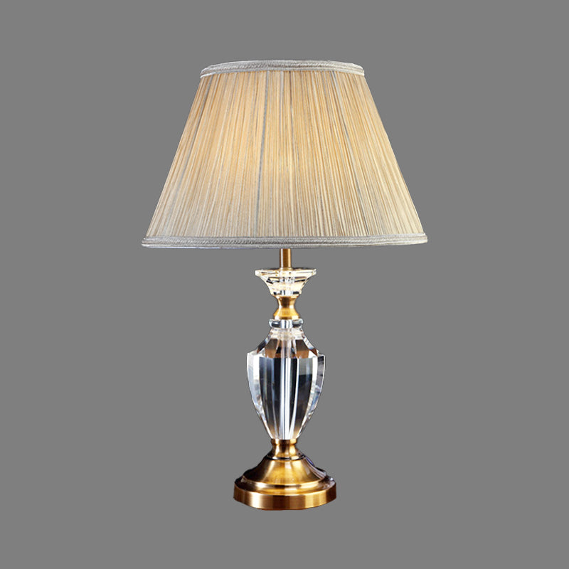 Lámpara de escritorio de urna beige Lámpara de mesa moderna de cristal biselado de 1 cabezal con pantalla de tela cónica