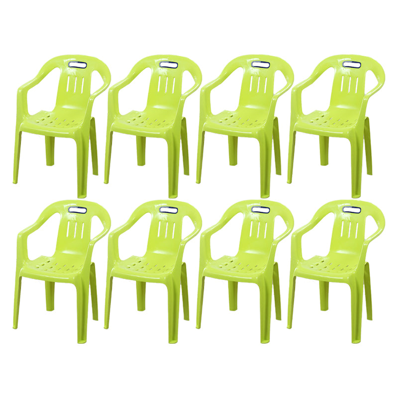 El plástico moderno que cena el brazo preside los sillones apilables caseros del listón que cenan