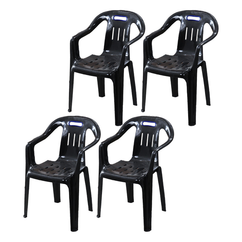 El plástico moderno que cena el brazo preside los sillones apilables caseros del listón que cenan