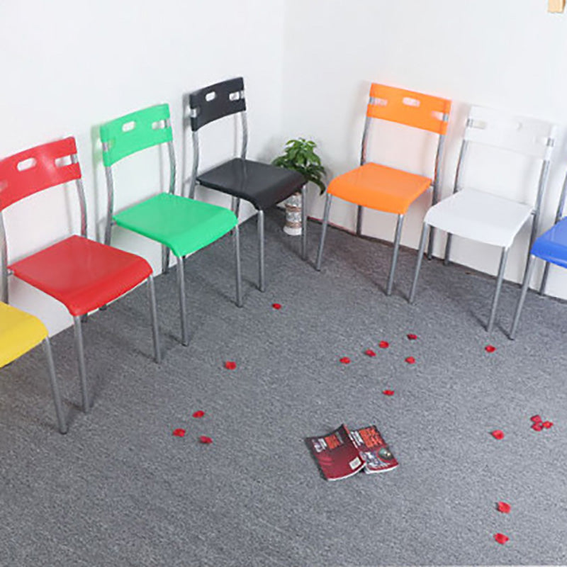 Minimalistischer Kunststoff -Essfutter Armless Stuhl Open Rücken stapelbare Essneitenstuhl