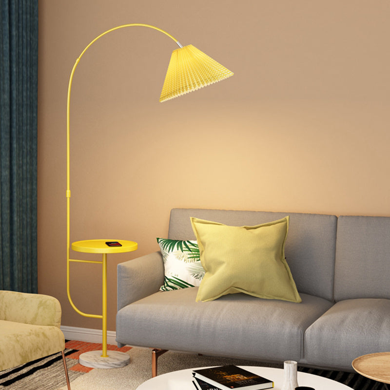 Lámpara de lectura de piso de metal moderna Luz de piso de 1 luz con escritorio para dormitorio