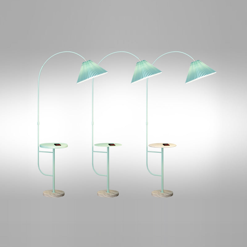 Lámpara de lectura de piso de metal moderna Luz de piso de 1 luz con escritorio para dormitorio