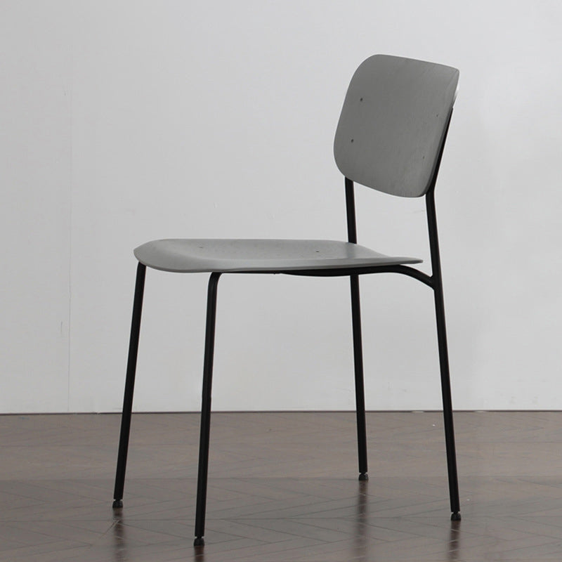 Chaise d'intérieur industrielle avec dossier ouvert en bois et pieds en métal, chaise de salle à manger