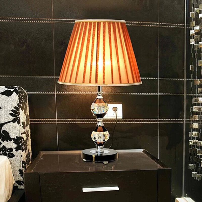 Lampe de table à abat-jour conique en tissu, petite lampe de bureau moderniste à 1 ampoule en noir pour chevet