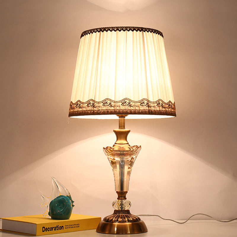 Lampada da tavolo moderna a 1 testa con lampada da scrivania piccola a tamburo affusolato bianco con paralume in tessuto
