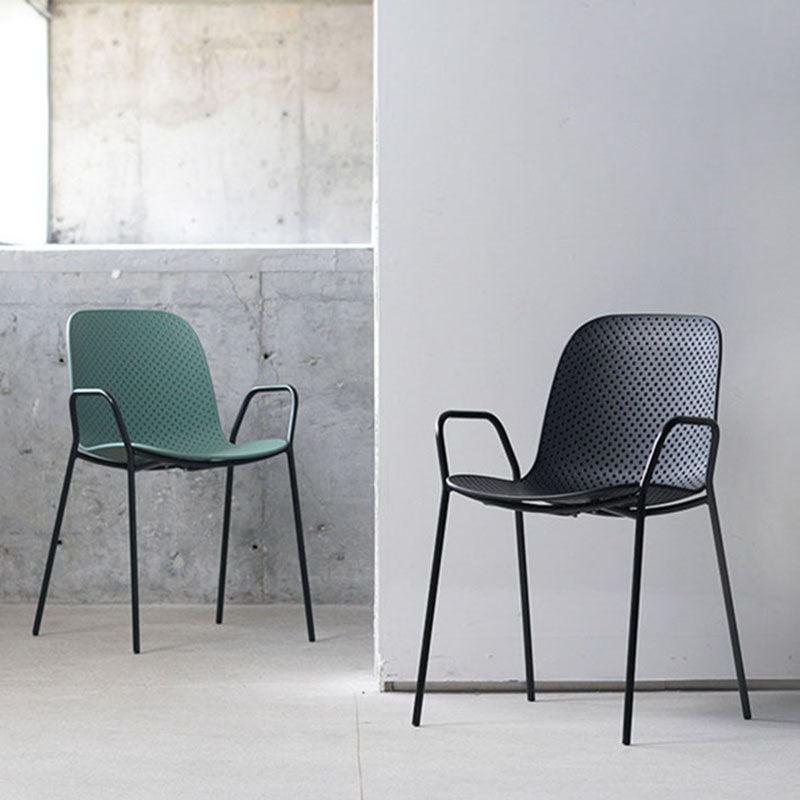 Chaise d'intérieur contemporaine avec accoudoirs et dossier solide en métal (Ensemble de 4)