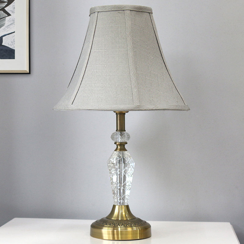 Lampada da comodino a 1 testa in tessuto contemporaneo con illuminazione a campana in cristallo con pannelli in grigio