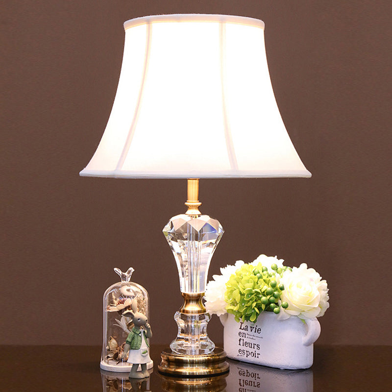 Contemporain 1 tâche d'éclairage à la tête blanc lampe de table de nuit évasée avec de l'ombre en tissu