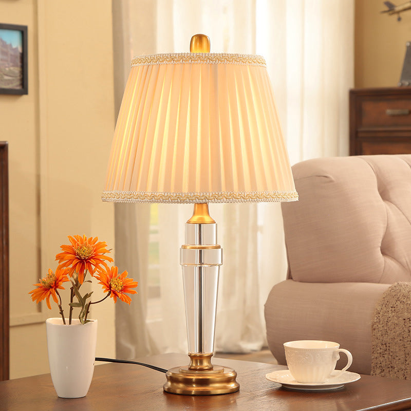 Lampe de bureau conique en cristal tissu moderne 1 ampoule lampe de table de nuit beige avec base en métal