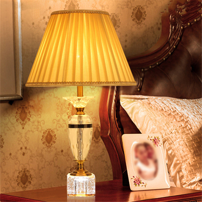 Distallo in tessuto in tessuto Urn Forma Light Modernist Crystal Faceted 1 lampada da tavolo notturno in bulbo in beige