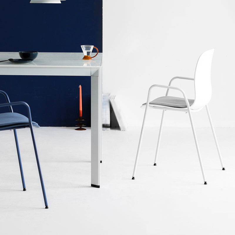 Silla plástica industrial del brazo de la sala de reuniones con parte posterior sólida del final mate que cena la silla