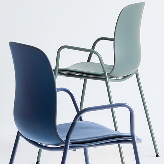 Silla plástica industrial del brazo de la sala de reuniones con parte posterior sólida del final mate que cena la silla