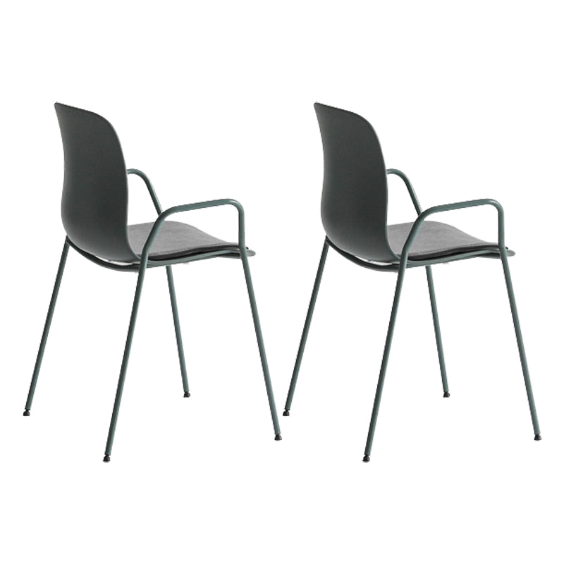 Silla plástica industrial del brazo de la sala de reuniones con parte posterior sólida del final mate que cena la silla
