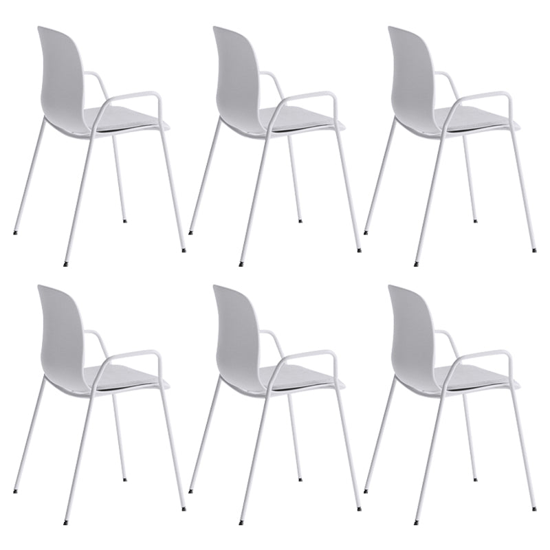 Silla plástica industrial del brazo de la sala de reuniones con parte posterior sólida del final mate que cena la silla