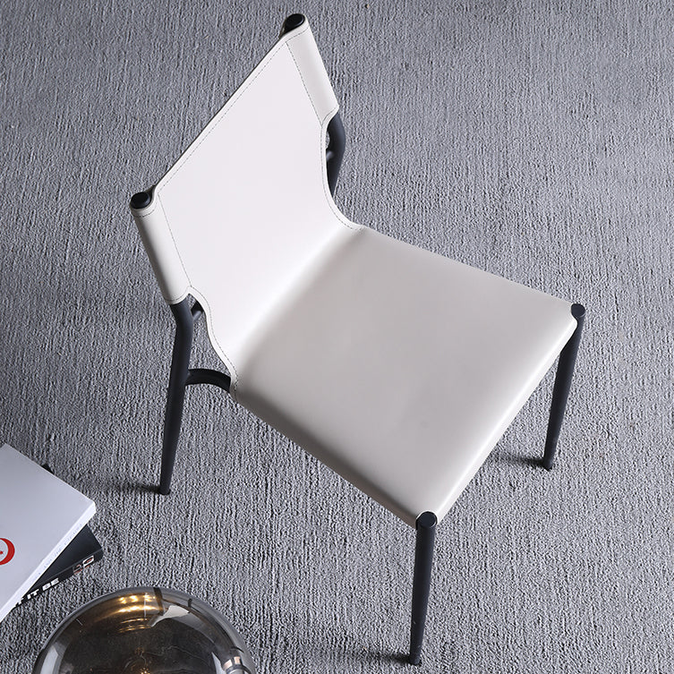 Silla lateral de cuero estilo diseñador para balcón, silla de comedor con respaldo sólido y patas negras