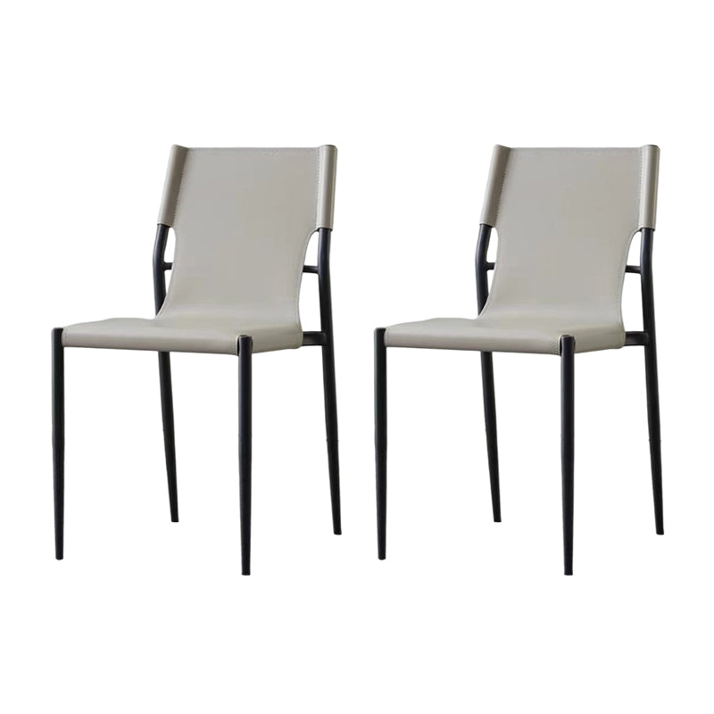 Silla lateral de cuero estilo diseñador para balcón, silla de comedor con respaldo sólido y patas negras