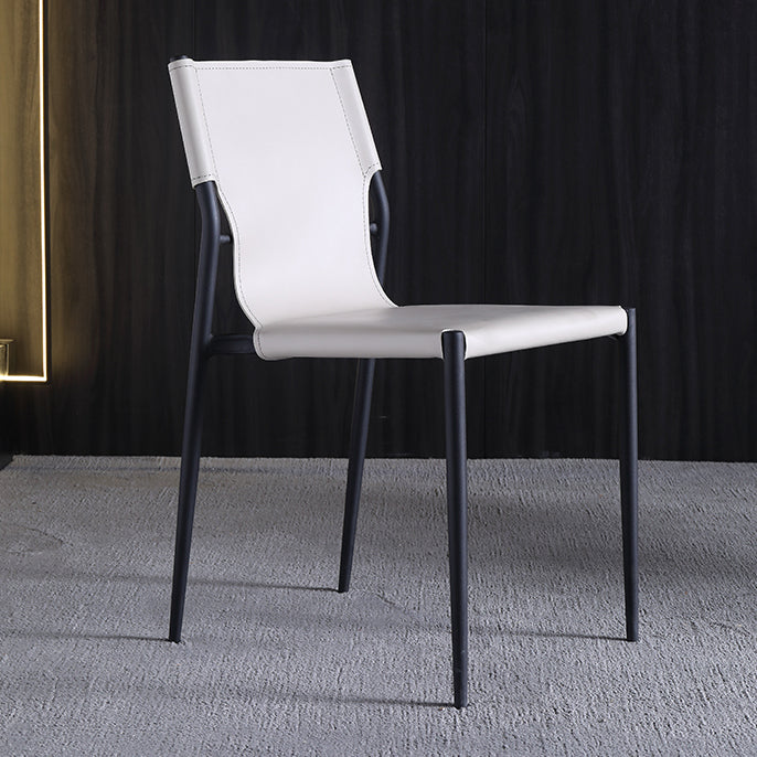 Silla lateral de cuero estilo diseñador para balcón, silla de comedor con respaldo sólido y patas negras