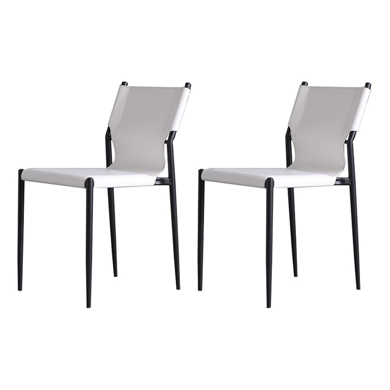 Silla lateral de cuero estilo diseñador para balcón, silla de comedor con respaldo sólido y patas negras
