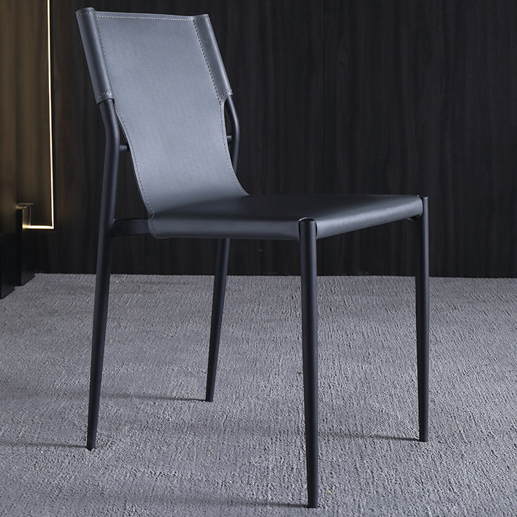 Silla lateral de cuero estilo diseñador para balcón, silla de comedor con respaldo sólido y patas negras
